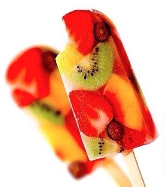 Humm😋com esse calor cairia bem agora...🍦 Salada de Frutas no Palito a receita é básica – picar as frutas, adicionar água de coco ou suco de laranja ,colocar nas formas e levar ao congelador. Simples assim!
#calor#frutasfrescas #sorvetefit #evestetica #vidasaudavél #abcestetica