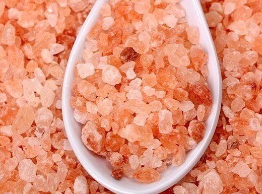 O sal do Himalaia é o mais saudável e mais puro sal do mundo. 
Desde os tempos antigos, é um dos alimentos mais valiosos na dieta humana. 
Ao contrário de sal refinado, é rapidamente metabolizado e não aumenta a concentração de sódio e potássio no sangue e, por isso, não eleva a pressão arterial. 
A seguir, saiba como usá-lo e quais são suas propriedades curativas.
Composição do sal do Himalaia
Ele contém 84 preciosos elementos que são encontrados em nosso corpo, fornecendo, assim, todos os minerais necessários e essenciais.
Os minerais encontrados no sal do Himalaia são de ótima assimilação pelo nosso organismo. 
Sua estrutura molecular contém sódio, cálcio, magnésio, e ferro, são necessários para o metabolismo celular correto.
Sal do Himalaia tem mais de 250 milhões de anos. 
Originou-se nas cavernas do Himalaia, de onde as pessoas ainda hoje o extraem manualmente.
Ele é seco naturalmente no sol e, depois da secagem, é embalado em sacos especiais, para manter a sua pureza.😉#saudeebemestar #esteticaemsãobernardodocampo #saudeebemestarevestetica