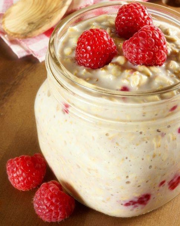 Café de Verão completo no potinho :) Na véspera, misture 1 embalagem de iogurte desnatado com 2 col. de farelo de aveia, 1 medida de Whey Protein e 1 porção de fruta (banana picada, punhado de mirtilo ou morango, etc.). Adicione um pouco de mel. No dia seguinte, é só comer.😋
#dica #verao2017 #lanchinhodatarde #saúde #vamosretornar