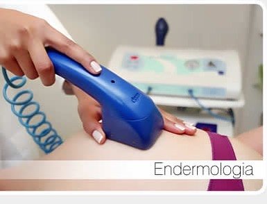 O que é a endermologia e para que serve:
Na hora de deixar sua pele livre da flacidez e do indesejável aspecto de “casca de laranja” não há milagres, mas sim tratamentos que atuam nas camadas mais profundas da pele para melhorar a circulação. Nesse sentido, uma das melhores opções é a endermologia.

Este tratamento chegou ao Brasil há pelo menos 20 anos e, desde então, vem reafirmando seus benefícios. Fique de olho neste artigo para descobrir o que é a endermologia e como esta técnica pode lhe ajudar a se livrar da celulite, flacidez e gordura localizada.

O que é a endermologia?

Também conhecida como vacuoterapia, a endermologia é um tratamento que utiliza um aparelho para realizar uma massagem profunda na pele. A técnica associa uma pressão negativa (vácuo) com uma massagem de rolamento e palpação. O aparelho tem ventosas próprias para a massagem e o vácuo é gerado por uma bomba.

Atualmente, há vários modelos de aparelhos para realizar a endermologia e a tecnologia avançou muito nessas duas décadas.

Como é feita a endermologia?

O aparelho da endermologia tem dois rolinhos que são deslizados pela pele, no sentido dos gânglios linfáticos. A técnica pode ser usada na região da barriga, pernas e braços, possibilitando uma melhora na circulação e ajudando a eliminar toxinas.
#celulite #pelelisa #endermologiaeveestetica # drenagem #libereastoxinas #esteticacorporal #esteticaabc #