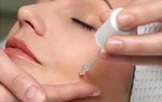 Começando a época certa  para cuidar da pele com os peeling.

Exposição ao sol, acne e idade podem deixar a pele irregular, enrugada, manchada ou com cicatrizes. Se você quiser que sua pele pareça mais suave e jovem, considere o peeling químico, que utiliza uma solução química para suavizar a textura da pele, removendo as camadas exteriores danificadas.
#evesteticatem #pelesemmanchas #horadecomecar #pelecombrilho #peelingquimico #semrugasdeexpressao #peleoleosatemjeito #marcadeacné #esteticaeveabc #