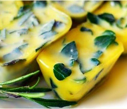 E aí, você já faz sua manteiga de ervas SEM LACTOSE? 
Azeite extra-virgem (acidez 0,5%)
sal e pimenta à gosto
ervas finas desidratadas
Você pode escolher qualquer tipo de erva que quiser. Erva-Doce, Manjericão, Manjerona, Orégano, Salsinha, Cebolinha, Coentro, Alecrim, Pimenta-Preta, Cravo. Isso deixará a sua manteiga muito mais saborosa e aromática.

E é muito simples o preparo também. Tudo o que você precisa fazer, é misturar todos os ingredientes muito bem em um potinho e levar ao congelador, inicialmente, por 12 horas. Ele vai endurecer e ficar opaco, da cor da manteiga que conhecemos, mas vai ser muito mais saudável do que margarina e sem lactose.

#vidasaudavel #evestetica